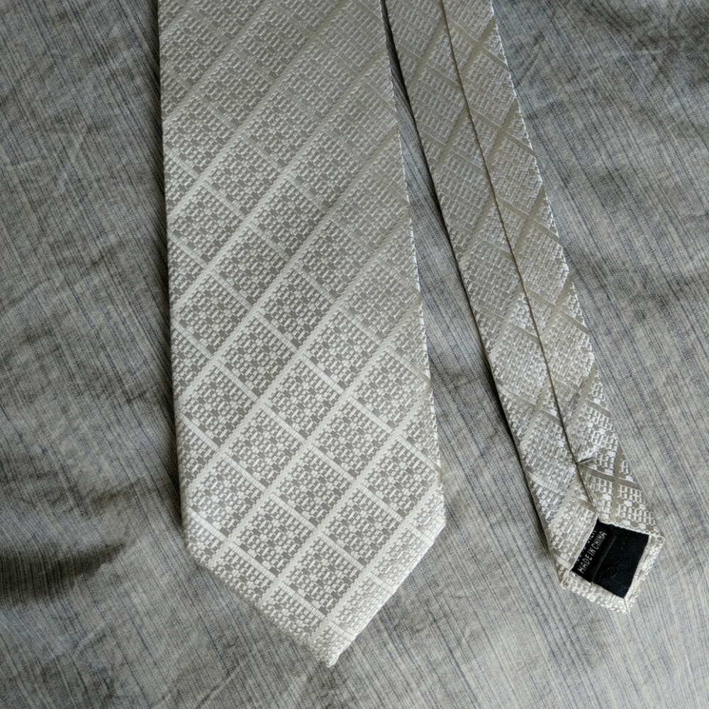 White tie